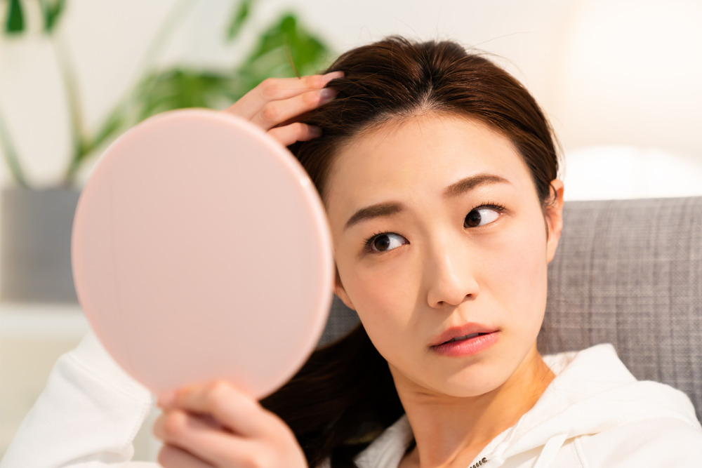 女性の生え際が薄くなる原因とは？主な悩みや薄毛・抜け毛の対策方法を解説