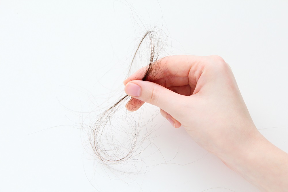 20代女性の髪の毛が抜ける原因は？対策法まで徹底解説！
