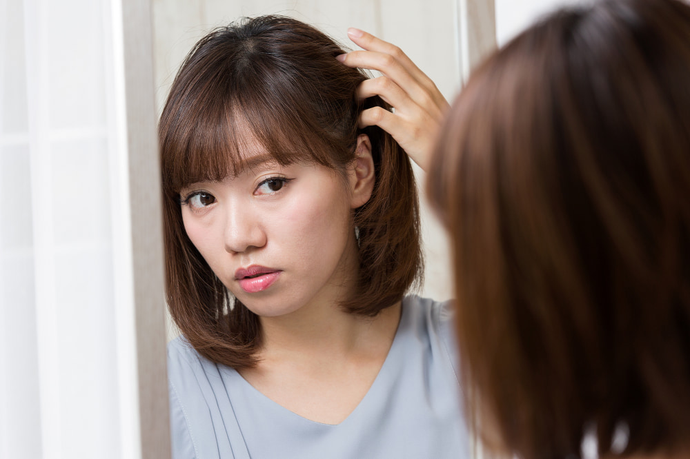 女性の側頭部が薄くなる原因は？自分でできる改善策も紹介