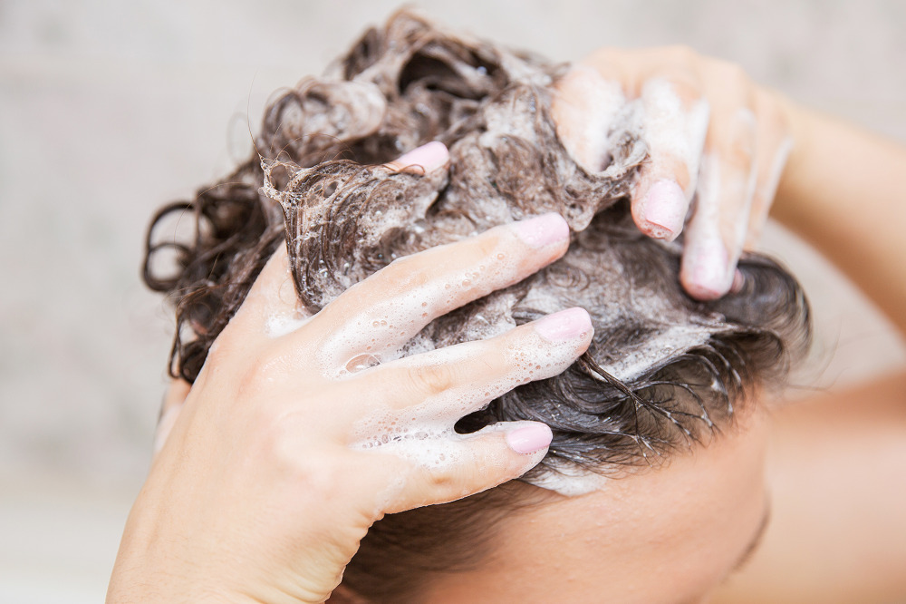 洗いすぎでおきる頭皮のトラブルとは｜洗いすぎを防ぐ洗髪方法、シャンプーの選び方も解説