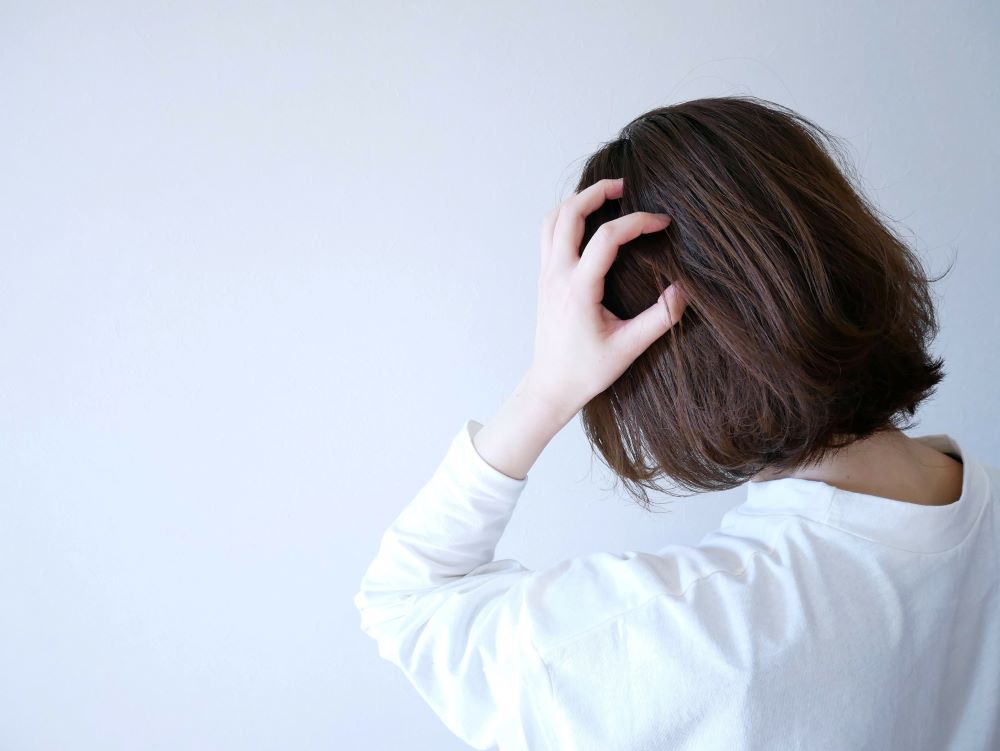 頭皮が痛い原因とは？女性の抜け毛の種類や、頭皮環境を改善する対策も解説